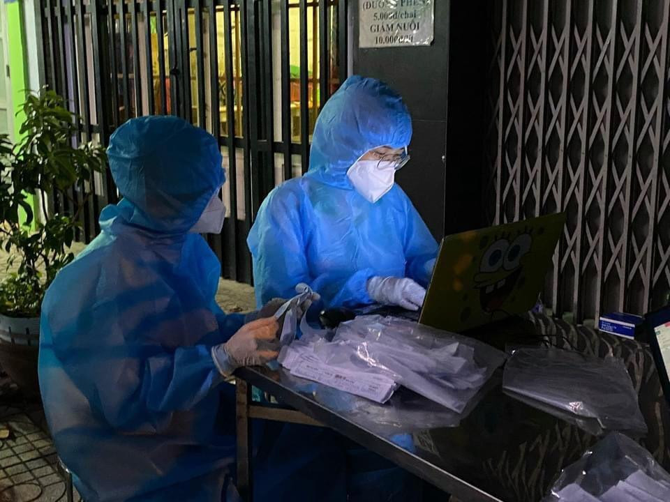 Làm việc ngày đêm với mong mỏi thành phố sẽ sớm chặn được dịch COVID-19