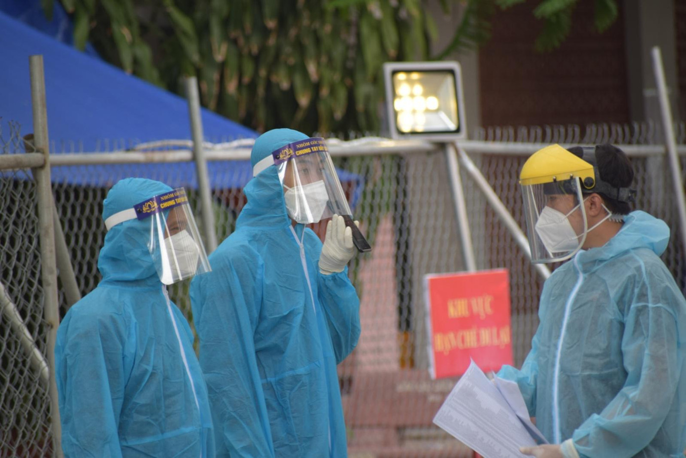 Công việc của nhóm hằng ngày ngoài những lúc không vận chuyển F0, F1 thì họ tham gia vào các hoạt động còn lại của nhóm như sắp xếp, phân bổ thực phẩm, rau củ quả, gạo, mì gói… cho những khu vực đang phong tỏa