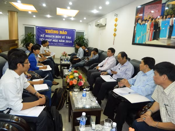 Ngành đường sắt thông báo kế hoạch bán vé Tết Giáp Ngọ. Ảnh: Huy Thịnh