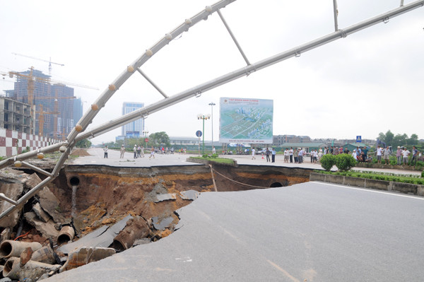 Đến chiều cùng ngày, một số mảnh đất, bê tông mặt đường vẫn bị sụt xuống hố