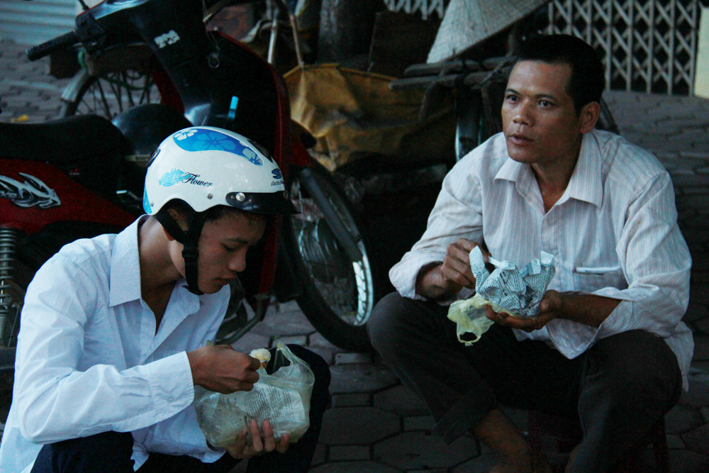 Tranh thủ lót dạ trong khi chờ đợi. Ảnh: Trường Phong