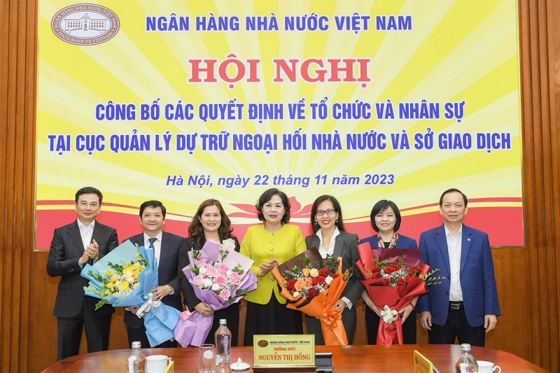 Thống đốc Ngân hàng Nhà nước Nguyễn Thị Hồng chúc mừng các cán bộ được bổ nhiệm (ảnh: SBV).