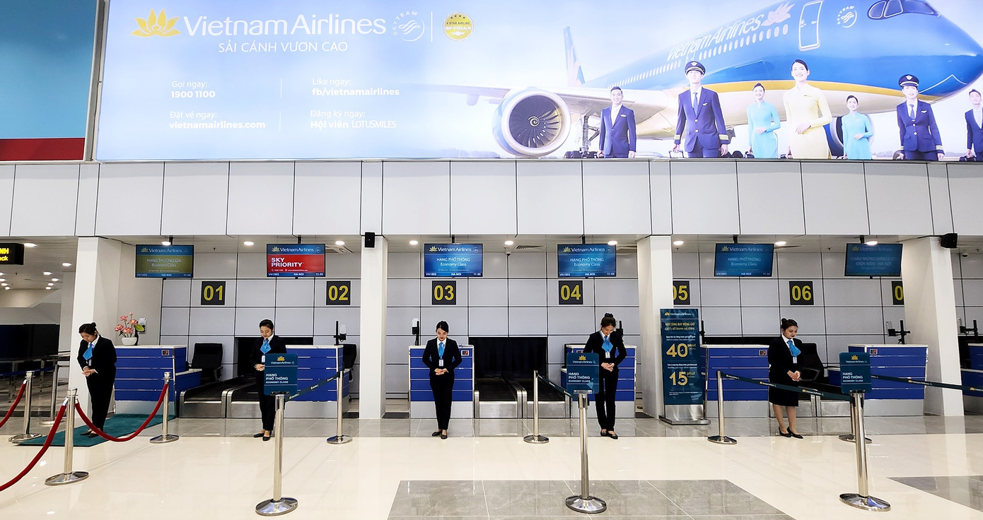 Tại khu vực quầy vé ở tầng 1 có 8 quầy thủ tục và các quầy check-in tự động sẽ đảm bảo đủ công suất phục vụ hành khách làm thủ tục check-in. Tại khu vực quầy vé ở tầng 1 có 8 quầy thủ tục và các quầy check-in tự động sẽ đảm bảo đủ công suất phục vụ hành khách làm thủ tục check-in.