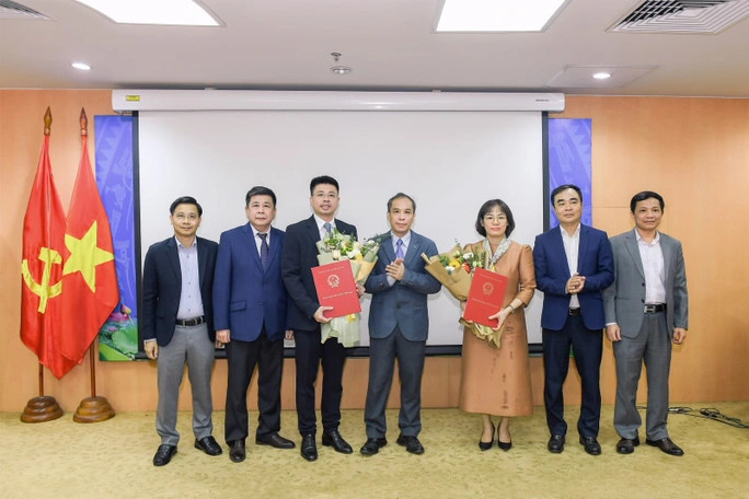 Phó Thống đốc Ngân hàng Nhà nước Đoàn Thái Sơn trao quyết định cho các cán bộ được bổ nhiệm (ảnh: SBV).