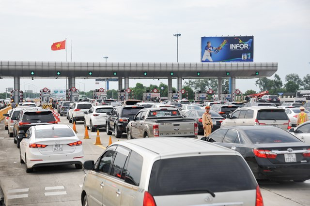 Ùn tắc trạm thu phí cao điểm nghỉ lễ, Tết. Ùn tắc trạm thu phí cao điểm nghỉ lễ, Tết.