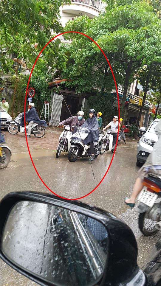 Hoảng loạn vì thanh sắt từ “trên trời” rơi xuống đường ảnh 1