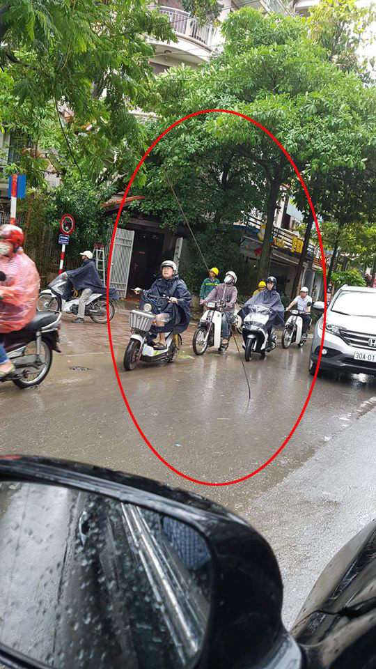 Hoảng loạn vì thanh sắt từ “trên trời” rơi xuống đường ảnh 3