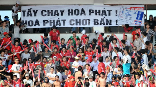 Khán giả Hải Phòng treo băngrôn phản ứng đội Hòa Phát tăng giá vé vô tội vạ. Khán giả Hải Phòng treo băngrôn phản ứng đội Hòa Phát tăng giá vé vô tội vạ