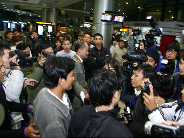 Đông phóng viên có mặt tại sân bay 