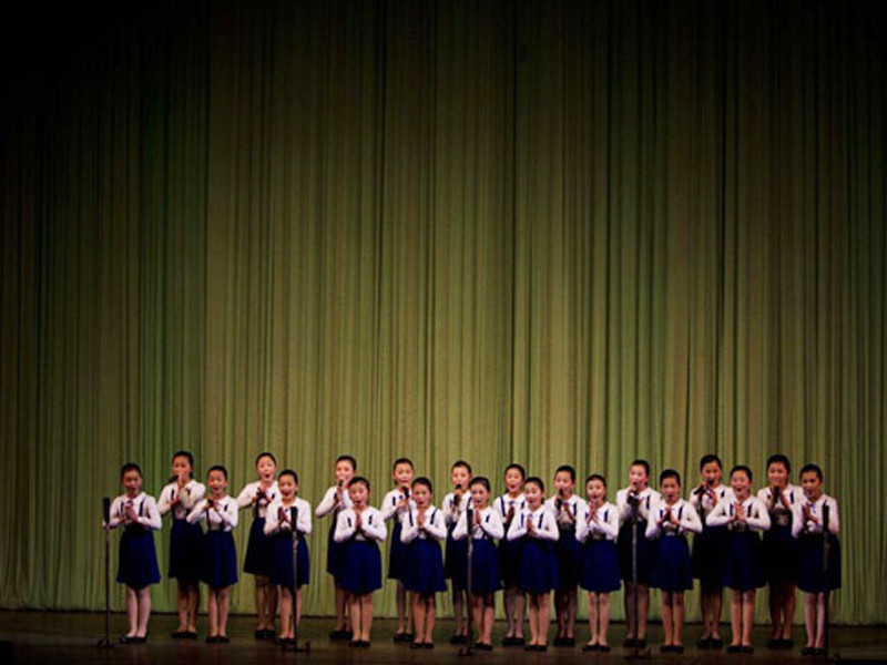 Một màn trình diễn của các em gái nhỏ