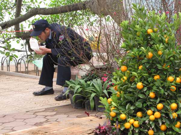 Bữa cơm muộn của nhân viên bảo vệ