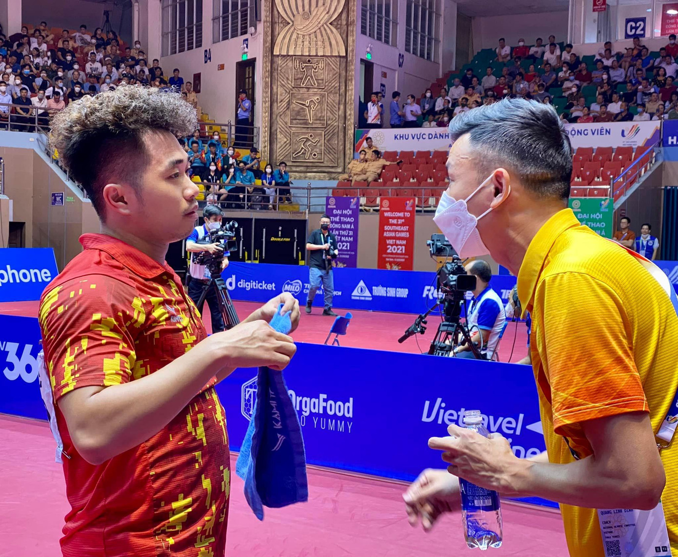 HLV trẻ Đinh Quang Linh tỏ ra rất mát tay khi dẫn dắt Nguyễn Đức Tuân vượt qua vòng bán kết và trận chung kết với những chiến thắng ấn tượng (Ảnh: Nguyễn Hùng)