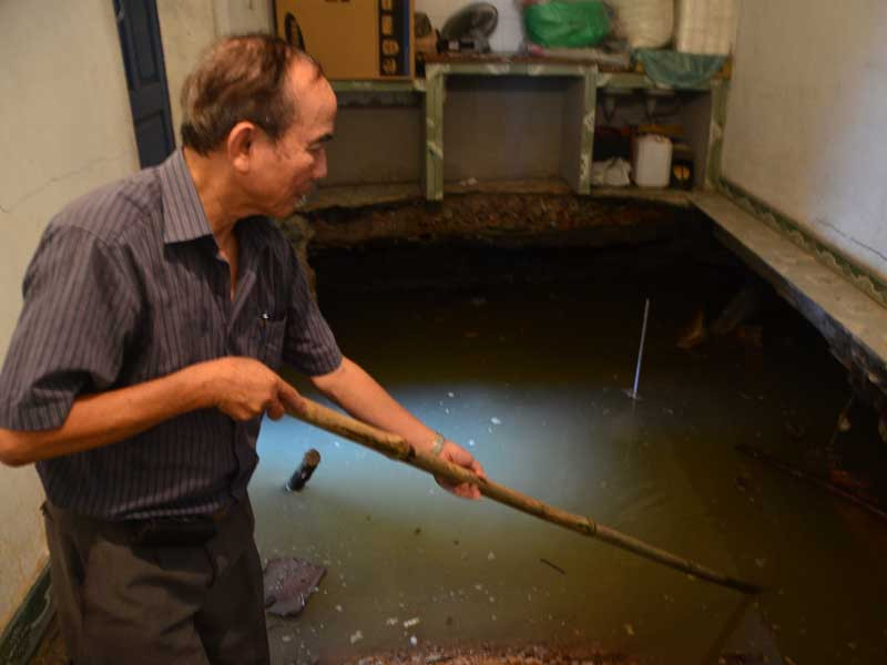 Phó Giáo sư, Tiến sỹ Nguyễn Huy Phương – trường Đại học Mỏ - Địa Chất đến khảo sát khu vực bị sụt lún