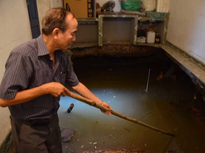 Phó Giáo sư, Tiến sỹ Nguyễn Huy Phương – trường Đại học Mỏ - Địa Chất đến khảo sát khu vực bị sụt lún