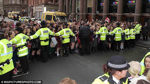 Cảnh tượng hỗn loạn trước cửa khách sạn