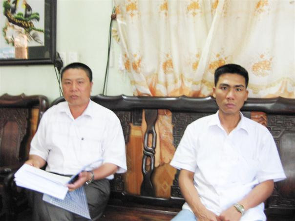 Ông Nguyễn Văn Đều, Giám đốc Cty Thái Bình Minh (trái) và Thuyền trưởng Nguyễn Minh Hải đang trình bày vụ việc với PV - Ảnh: Đ.A.T Ông Nguyễn Văn Đều, Giám đốc Cty Thái Bình Minh (trái) và Thuyền trưởng Nguyễn Minh Hải đang trình bày vụ việc với PV - Ảnh: Đ.A.T