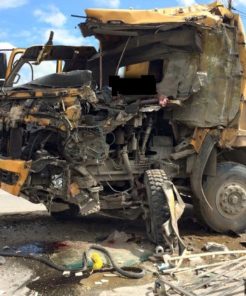 Hai xe tải đấu đầu, tài xế tử vong trong ca bin bẹp dúm ảnh 1