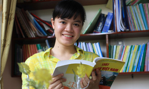 Nguyễn Thị Bích Ly rất vui khi mình được điểm 10 môn Văn. Em đang cố gắng ôn tập và tìm hiểu về ngành Luật mà mình đăng ký thi đại học. Ảnh: Nguyễn Đông