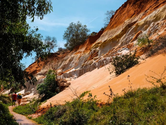 Vách đá vôi kết hợp đất đỏ son ở Suối Tiên.
