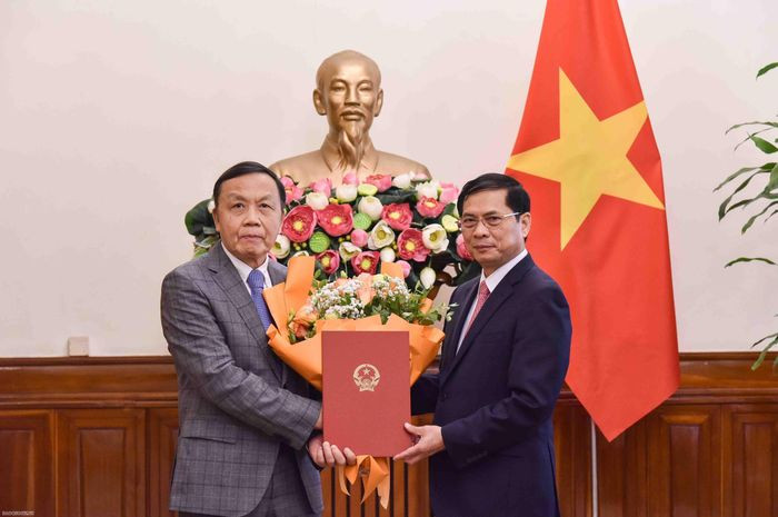 Bộ trưởng Ngoại giao Bùi Thanh Sơn trao quyết định cho ông Nguyễn Quang Trung.