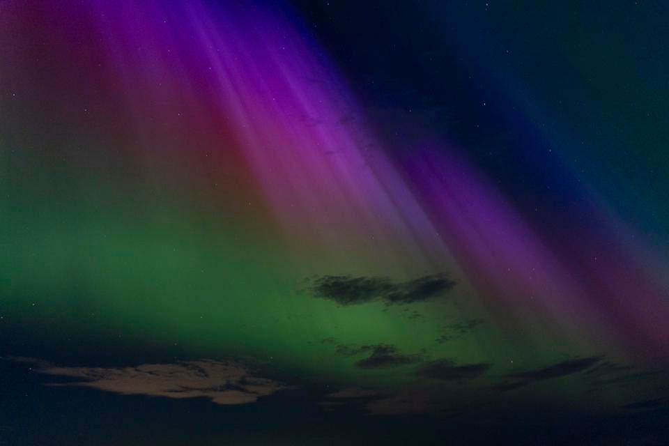 Bầu trời bãi biển ở Ireland sáng rực.