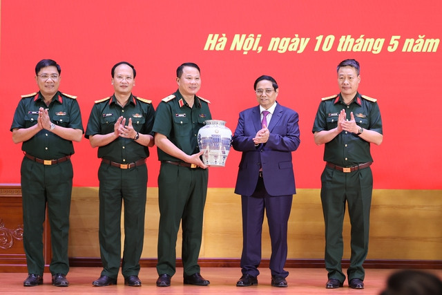 Thủ tướng tặng quà Binh đoàn 12-Tổng Công ty Xây dựng Trường Sơn - Ảnh: VGP/Nhật Bắc.