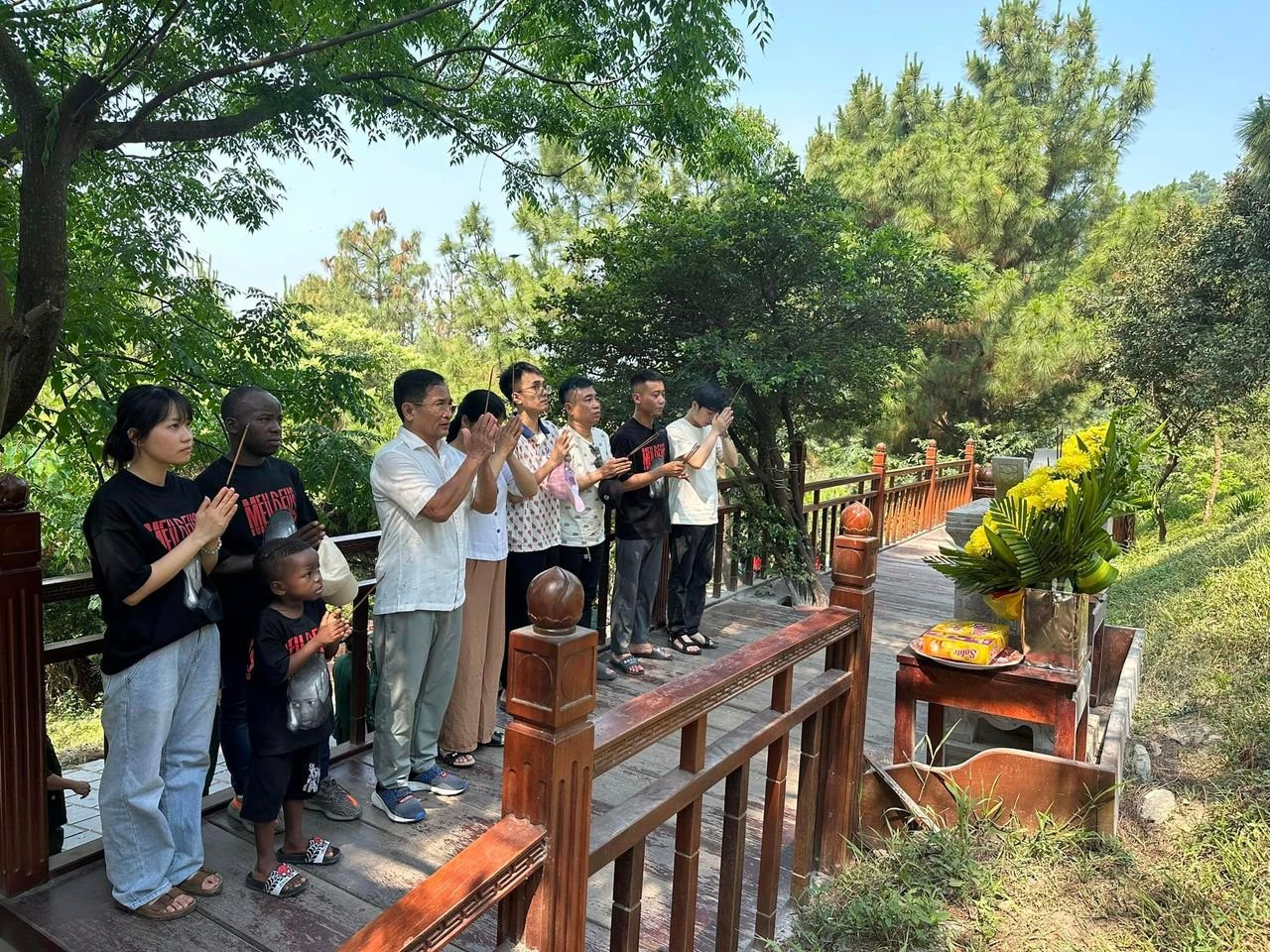 Cả đoàn thăm lăng mộ Đại tướng Võ Nguyên Giáp tại Quảng Bình. Ảnh: Quang Linh Vlogs.