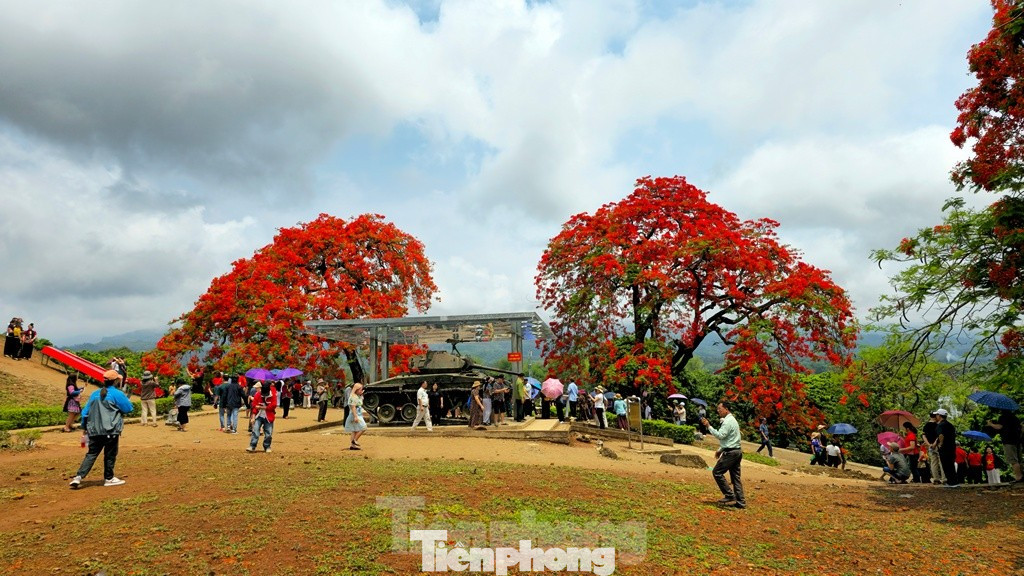 Lượng khách tấp nập ghé thăm các di tích lịch sử ở thành phố Điện Biên Phủ. Ảnh: Hoàng Mạnh Thắng. Lượng khách tấp nập ghé thăm các di tích lịch sử ở thành phố Điện Biên Phủ. Ảnh: Hoàng Mạnh Thắng.