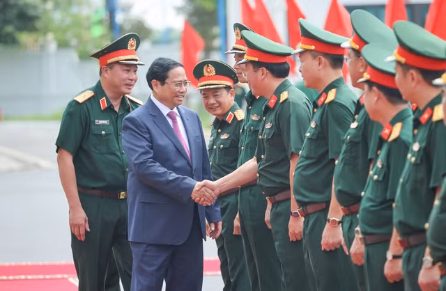 Thủ tướng Phạm Minh Chính tới thăm, làm việc với Binh đoàn 12-Tổng Công ty Xây dựng Trường Sơn và Hội Truyền thống Trường Sơn-Đường Hồ Chí Minh Việt Nam - Ảnh: VGP/Nhật Bắc.