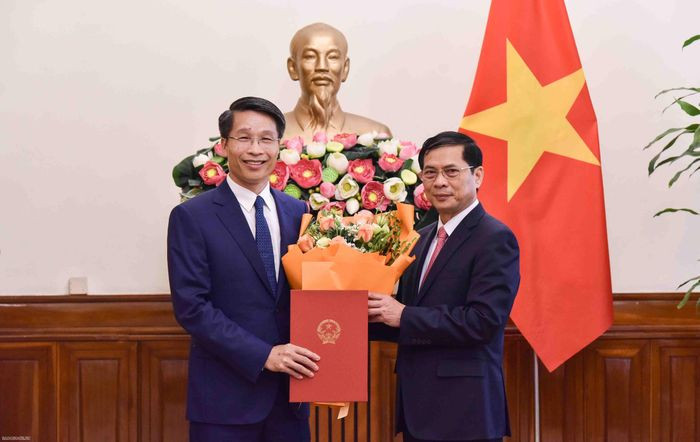 Bộ trưởng Ngoại giao Bùi Thanh Sơn trao quyết định tiếp nhận và điều động cho ông Phạm Bình Đàm.