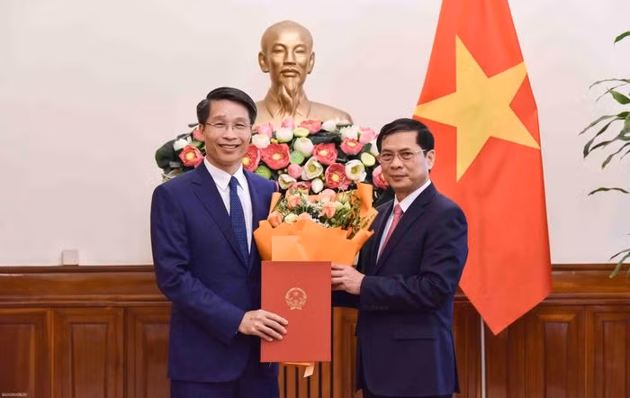 Bộ trưởng Ngoại giao Bùi Thanh Sơn trao quyết định tiếp nhận và điều động cho ông Phạm Bình Đàm. Bộ trưởng Ngoại giao Bùi Thanh Sơn trao quyết định tiếp nhận và điều động cho ông Phạm Bình Đàm.