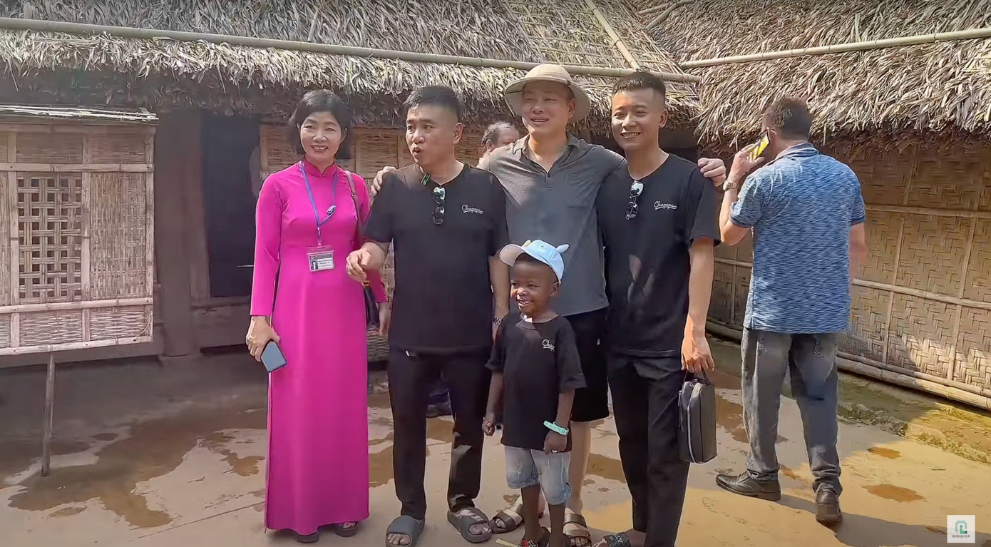 Lôi Con cùng team Quang Linh đến thăm quê Bác tại Nghệ An. Ảnh: Quang Linh Vlogs.