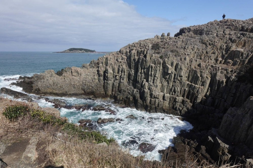 Vách đá bazan ở Tojinbo mang đến khung cảnh ấn tượng với hoạt động núi lửa cổ xưa và thủy triều. Vách đá bazan ở Tojinbo mang đến khung cảnh ấn tượng với hoạt động núi lửa cổ xưa và thủy triều.