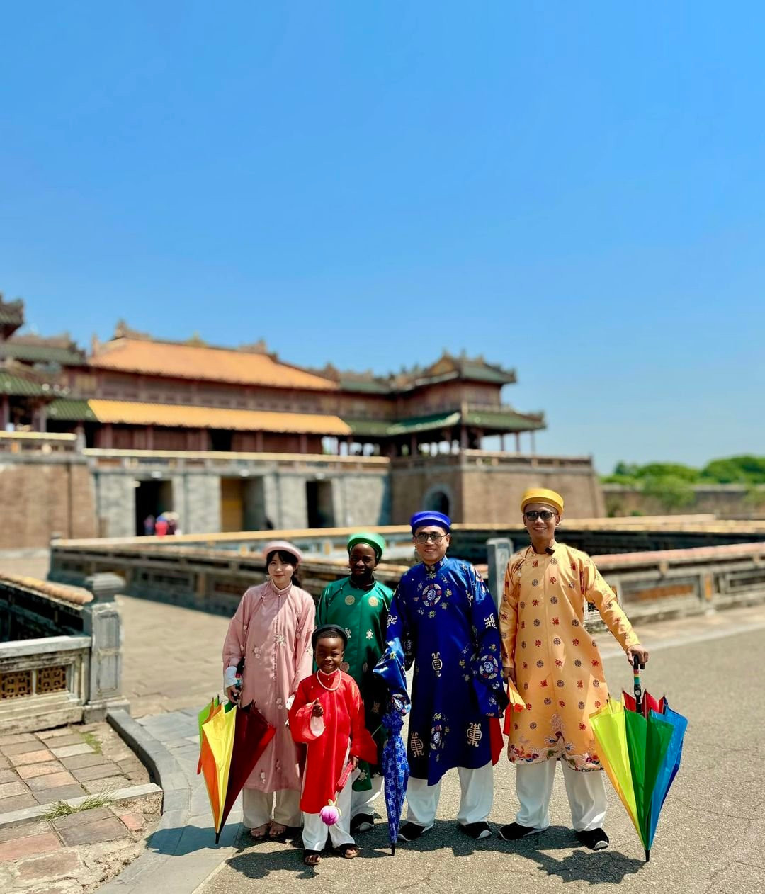 Lôi Con cùng cha ruột lần đầu tiên mặc trang phục truyền thống tại Huế. Ảnh: Quang Linh Vlogs.