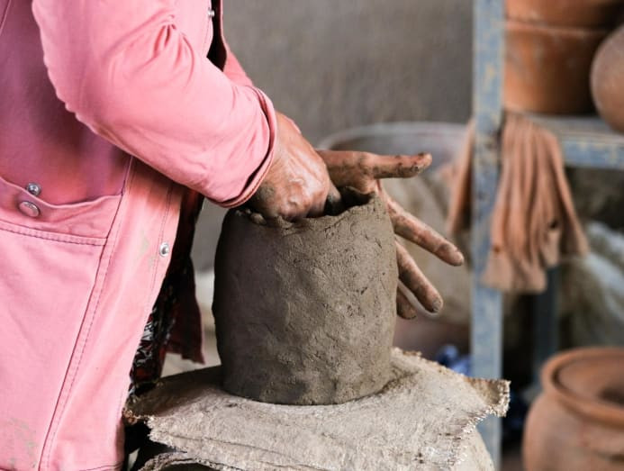 Nghệ nhân chế tác sản phẩm gốm ở làng Bàu Trúc.