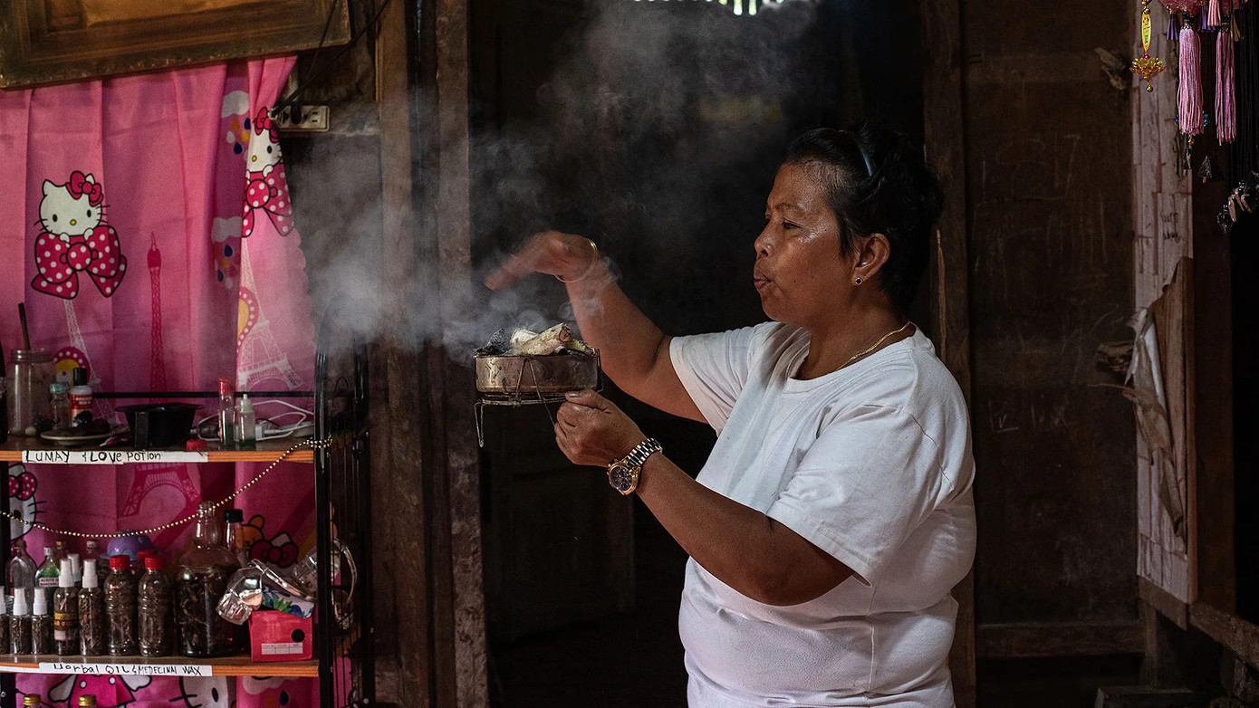 Người phụ nữ đang pha chế thuốc.