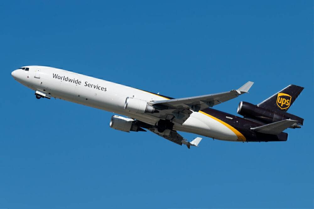 Máy bay McDonnell Douglas MD-11 mất lái khi ở độ cao hơn 1.200 m. Máy bay McDonnell Douglas MD-11 mất lái khi ở độ cao hơn 1.200 m.