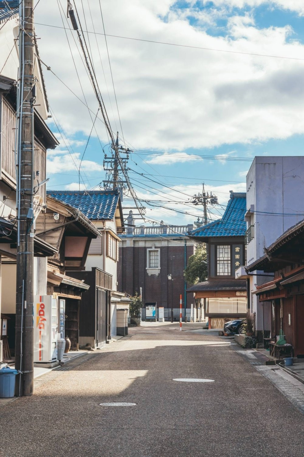 Đường phố của Mikuni Minato chìm trong vẻ yên tĩnh. Đường phố của Mikuni Minato chìm trong vẻ yên tĩnh.