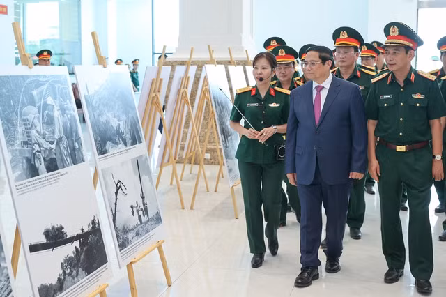 Thủ tướng tham quan triển lãm ảnh về Binh đoàn 12-Tổng Công ty Xây dựng Trường Sơn - Ảnh: VGP/Nhật Bắc.