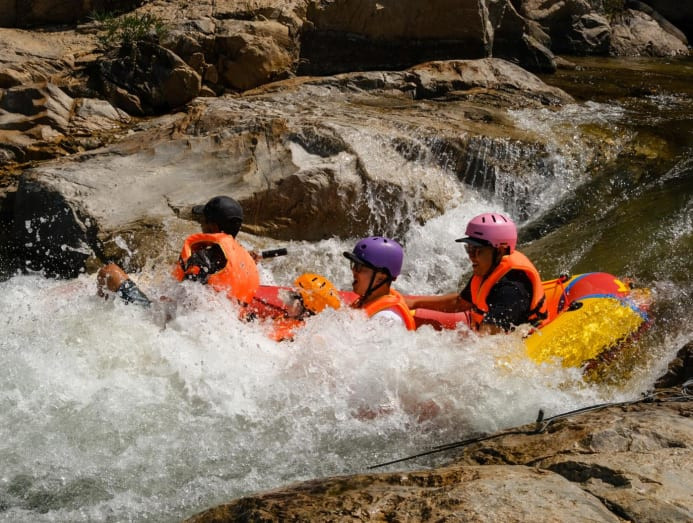 Du khách vượt suối, đu dây zipline tại công viên Kong Forest.