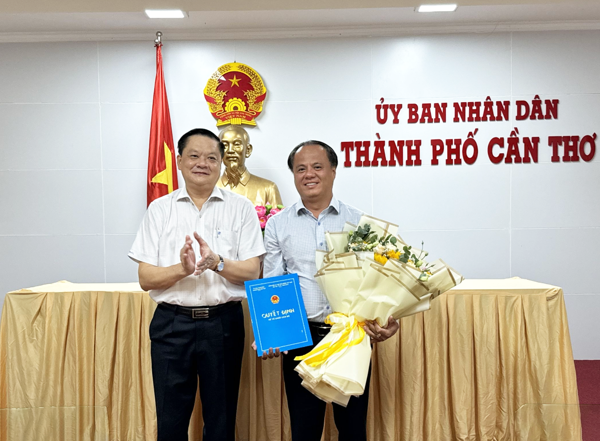 Ông Dương Tấn Hiển, Ủy viên Ban Thường vụ Thành ủy, Phó Chủ tịch Thường trực UBND TP Cần Thơ trao quyết định cho ông Huỳnh Phú Hiệp.