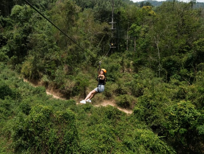 Du khách vượt suối, đu dây zipline tại công viên Kong Forest.