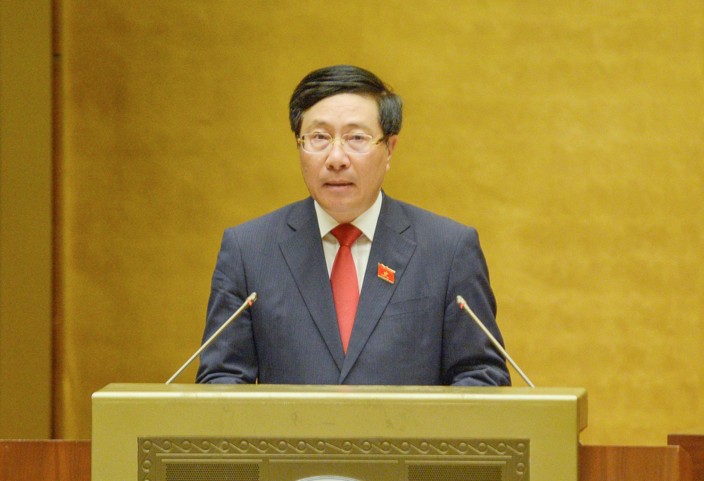 Phó Thủ tướng Phạm Bình Minh báo cáo Quốc hội. Ảnh Như Ý