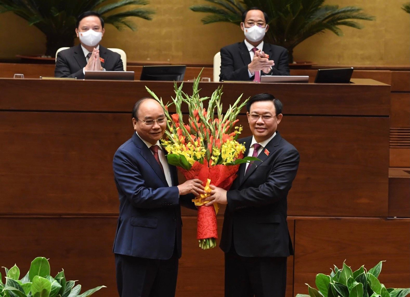 Chủ tịch Quốc hội tặng hoa chúc mừng Chủ tịch nước. Ảnh Như Ý Chủ tịch Quốc hội tặng hoa chúc mừng Chủ tịch nước. Ảnh Như Ý