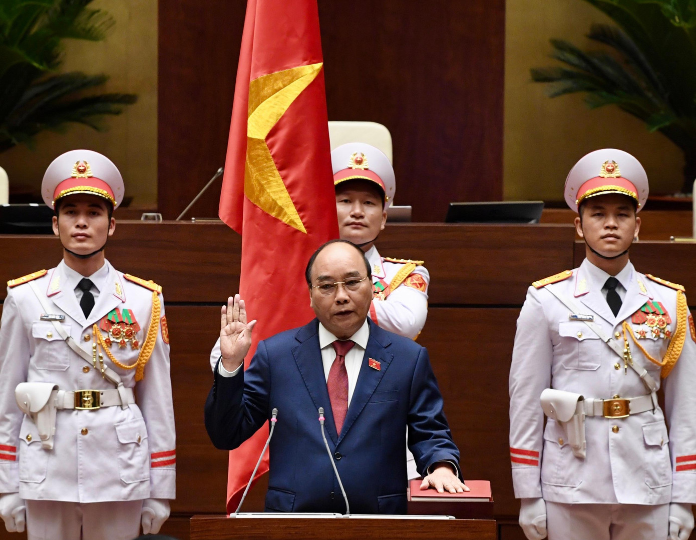 Chủ tịch nước Nguyễn Xuân Phúc tuyên thệ nhậm chức. Ảnh Như Ý Chủ tịch nước Nguyễn Xuân Phúc tuyên thệ nhậm chức. Ảnh Như Ý