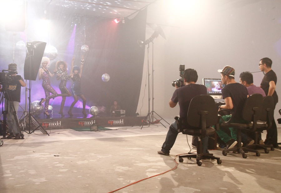 Thí sinh tạo dáng trên sàn nhảy nhân tạo vô cùng ấn tượng