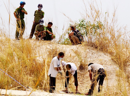 Cuối tháng 3/2013, người dân phát hiện xác nạn nhân đang thối rửa dưới cống thoát nước. Ảnh: Nguyệt Triều
