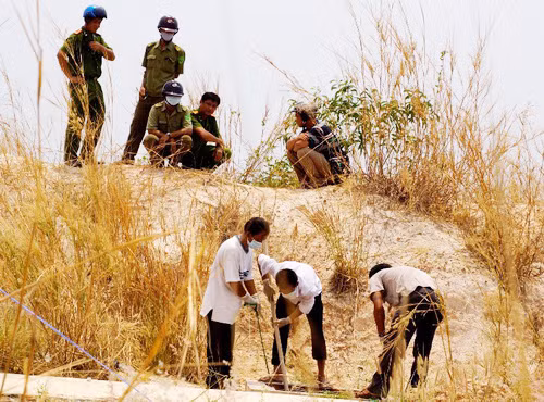 Cuối tháng 3/2013, người dân phát hiện xác nạn nhân đang thối rửa dưới cống thoát nước. Ảnh: Nguyệt Triều