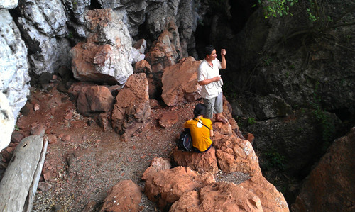 Một bên vách đá, bên kia là vực thẳm. Rất ít người dân lên trên đỉnh núi này vì tính linh thiêng. 