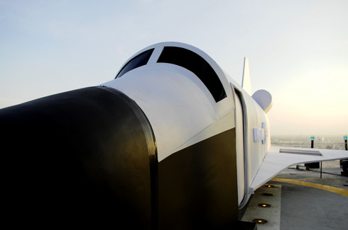 Những người thiết kế đã chọn hai gam màu là đen và trắng bạc, tương tự các tàu không gian thực tế